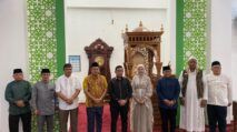 Wali Kota Jambi, Dr. dr. H. Maulana, M.K.M., secara langsung membimbing seorang warga Tionghoa non-muslim, Yexi Tamara, untuk mengucapkan dua kalimat syahadat.